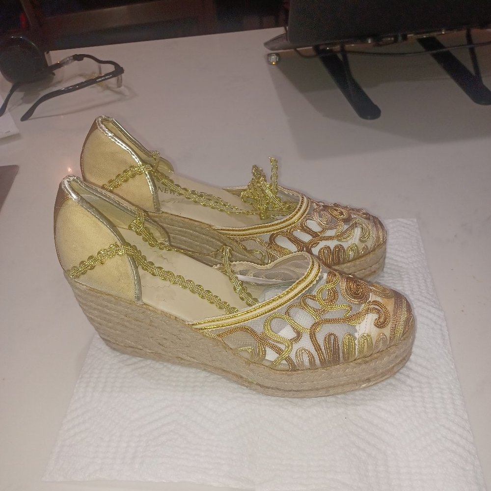 NEW WOMEN SHOES NEVER WORN OR TRIED ON, SIZE 10 WOMEN, BRAND NEWPORT NEWS